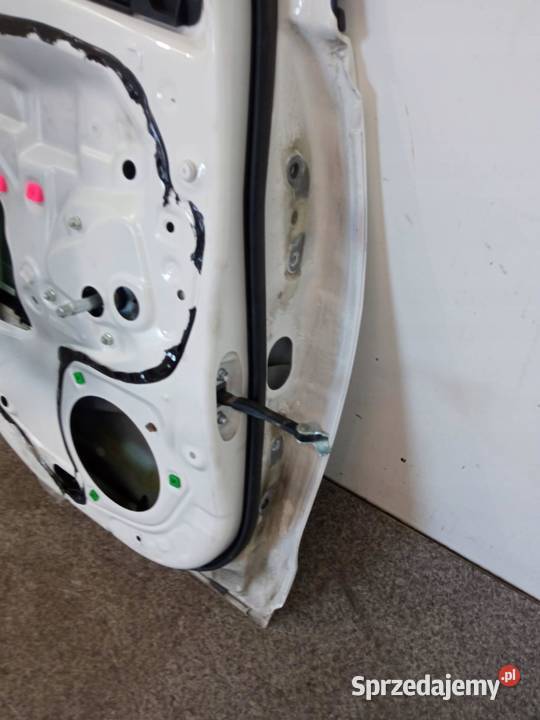 DRZWI LEWE TYŁ 040 Toyota Yaris IV 2020 sprzedam