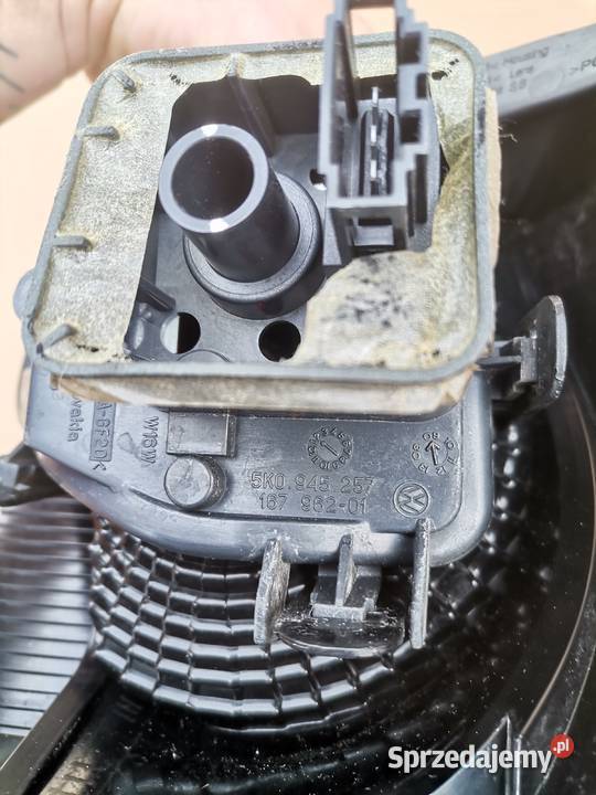 VW GOLF VI LAMPA LEWY TYŁ LEWA TYLNA 5K0945095 Bieleń