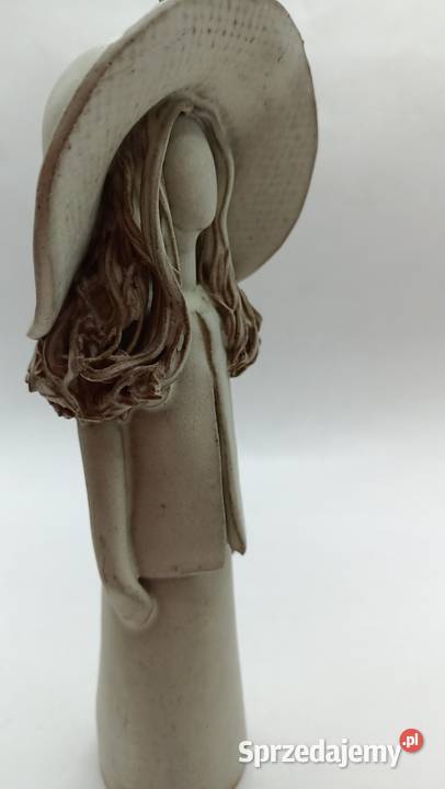 Ceramika kobieta bez twarzy w dużym kapeluszu Sztuka współczesna lubelskie Zamość