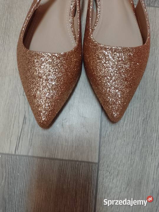 4142 Złote bogato zdobione baleriny wieczorowe z Moda i Styl Kraków
