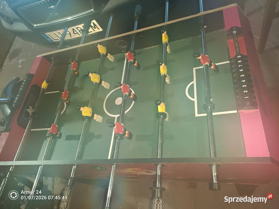 Stół do bilarda i pilkarzyki zabawa dzieci i Piłkarzyki