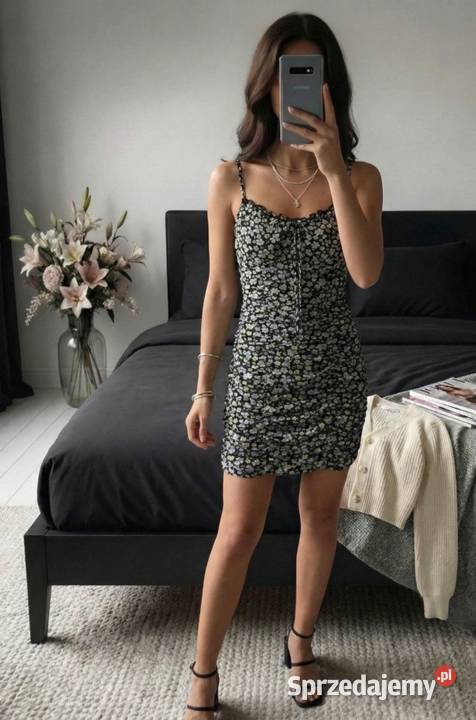 Sukienka HM podkreślająca sylwetkę UNI SM Bytom