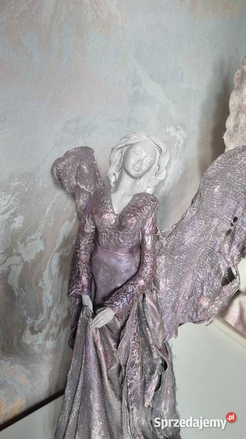 Anioł w fioletowej opalizującej kolorystyce