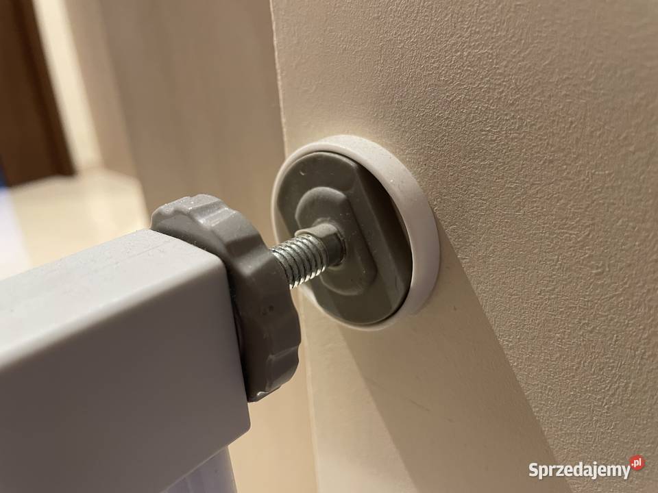 Bramka furtka zabezpieczająca dzieci i zwierząt Furtki