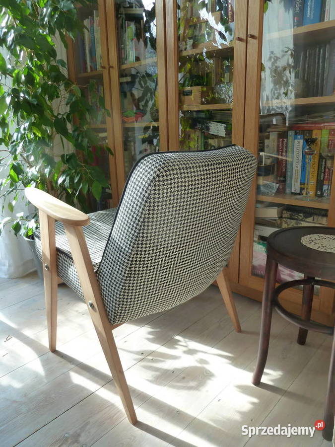 Dwa fotele 366 projektu Chierowskiego odnowione Łódź