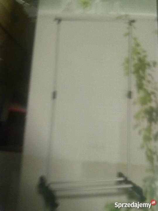 stojaki ubraniowe na kółkach