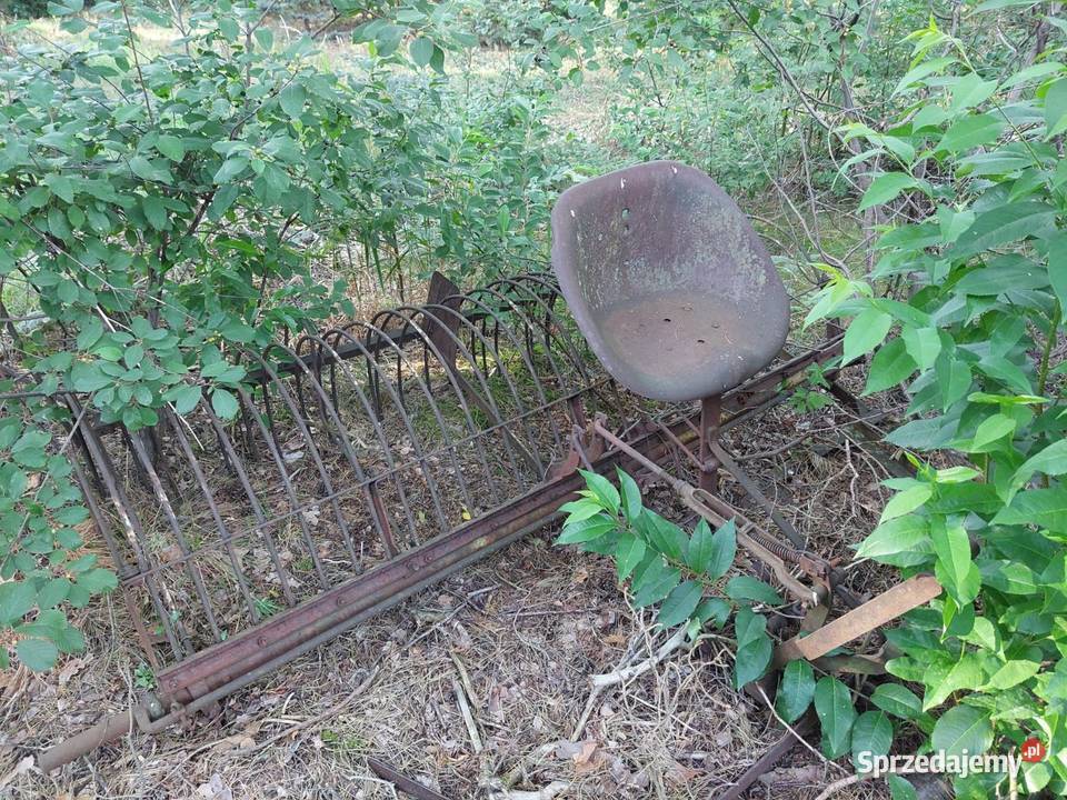 Stara zgrabiarka konna do siana zabytkowa Zgrabiarki i przetrząsacze Zgrabiarki i przetrząsacze Surowe