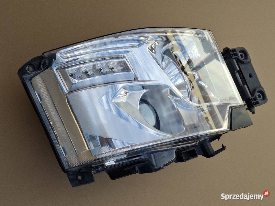 RENAULT GAMA T RANGE REFLEKTOR PRAWY XENON LAMPA