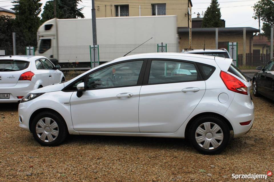 Do sprzedania Ford Fiesta bialy Samochody osobowe Sosnowiec