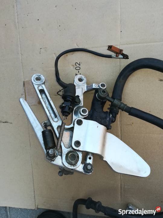 Set podnóżek dźwignia prawy Yamaha R1 RN 01 04 podlaskie Księżyno