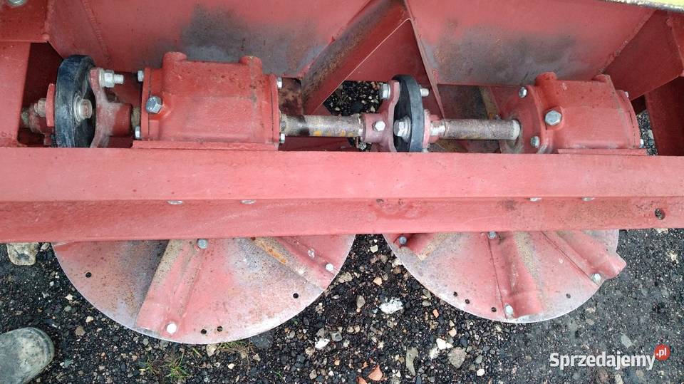 Rozsiewacz do wapna RCW 3 Rozsiewacze nawozów Krzczonów-Folwark