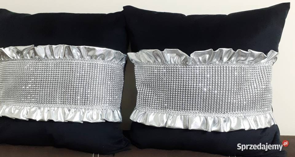 Poszewka z cyrkonią i falbankami Mława