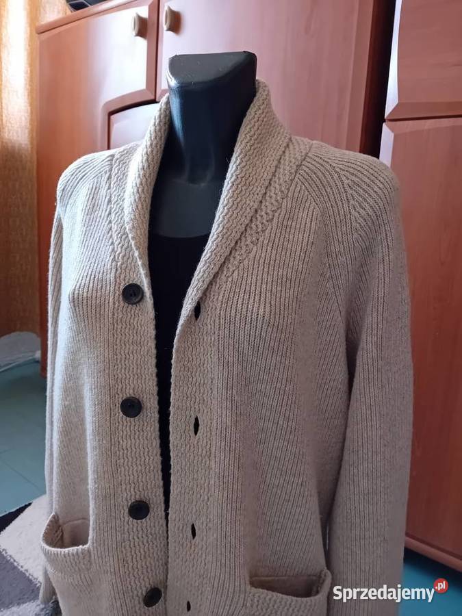 Beżowy gruby ciepły sweter