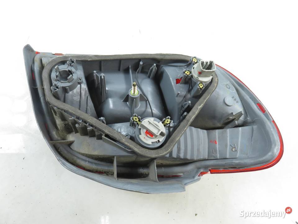 LAMPA PRAWA TYLNA TOYOTA YARIS I P1