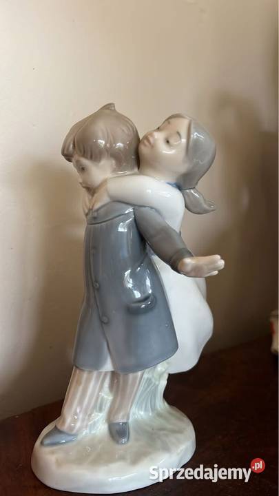 Figurka chłopca z teczką i z dziewczynką Z Gdańsk