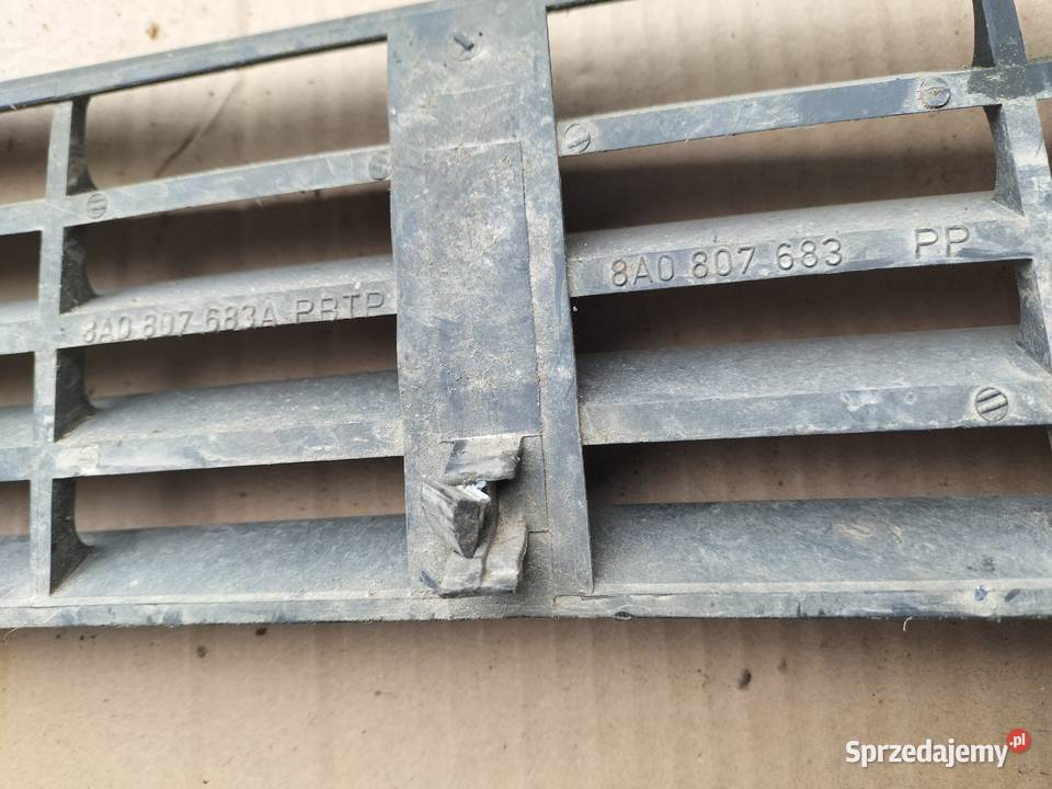 AUDI 80 B4 8A0807683 ŚRODKOWA KRATKA ZDERZAKA