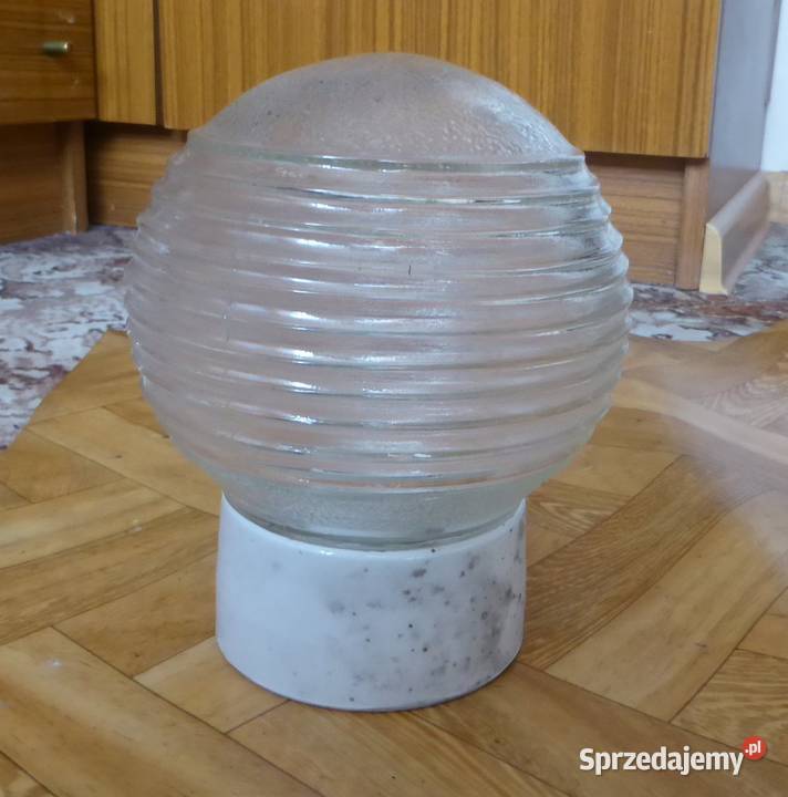 Stara lampa z kloszem z grubego szkła z czasów Głuchołazy