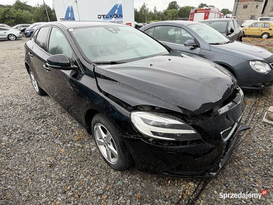 VOLVO V40 V4 LIFT 20 Benzyna 2019 MOMENTUM 45 manualna Prudnik