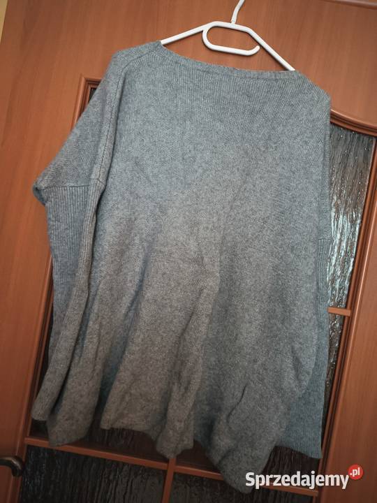 Sweter szary z ozdobnymi pomponami z futerka Cieszyn