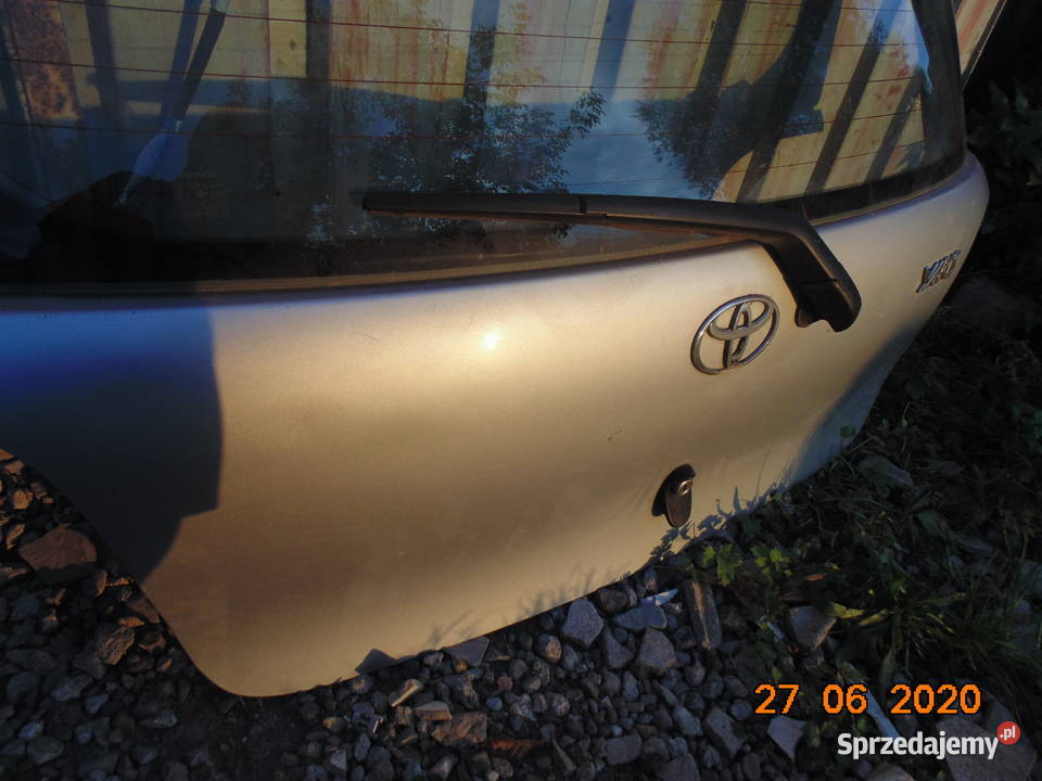 klapa tylna tył Toyota Yaris I 9906 Srebrna Rok produkcji 2001 Klapy bagażnika