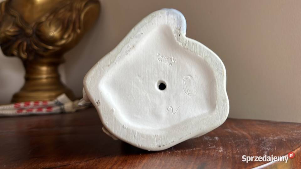 Figurka dziewczyki z pieskiem Sygnatura wycisk w Porcelana i szkło