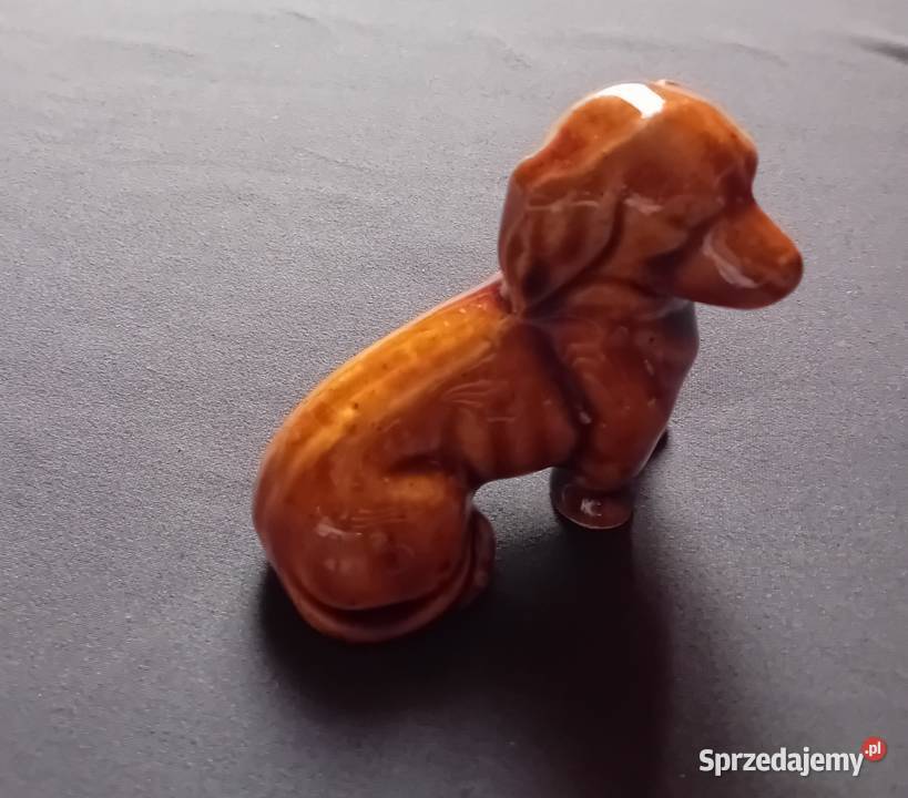 Figurka z porcelitu siedzący piesek jamnik PRL