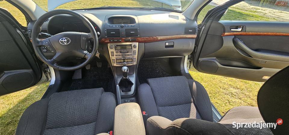 Toyota Avensis T25 sedan 18 Benzyna 2004 światła przeciwmgielne