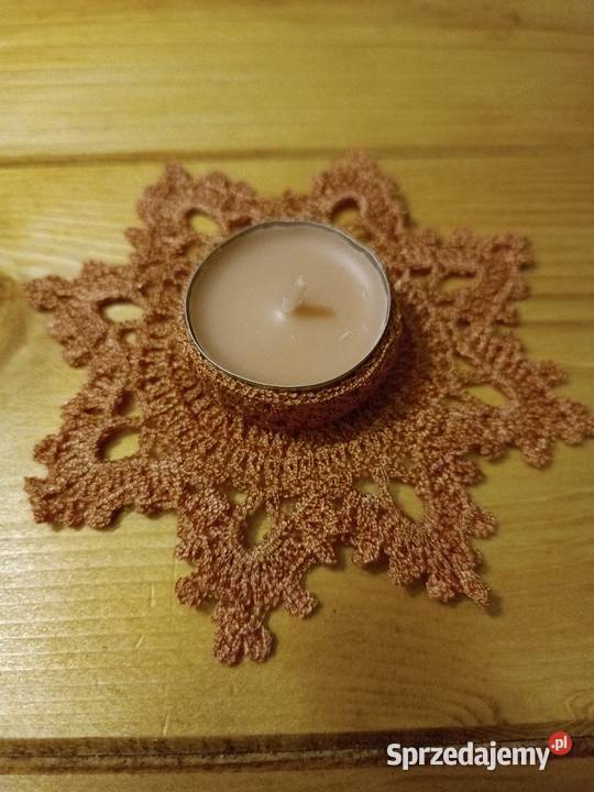 Świecznik ręcznie wykonany na szydełku