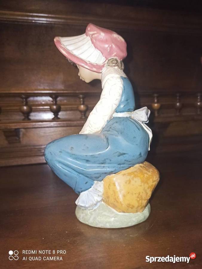 Figurka dziewczynki z książką Zmęczona drzemka