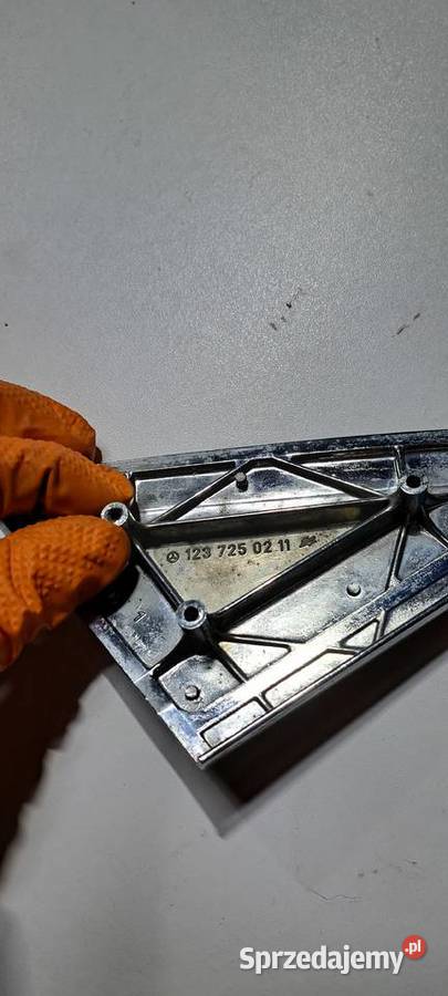 Trójkąt zaślepka lusterka prawego Mercedes W123