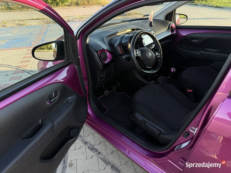 Wyjątkowa Toyota Aygo Magenta salon Polska Samochody osobowe Warszawa