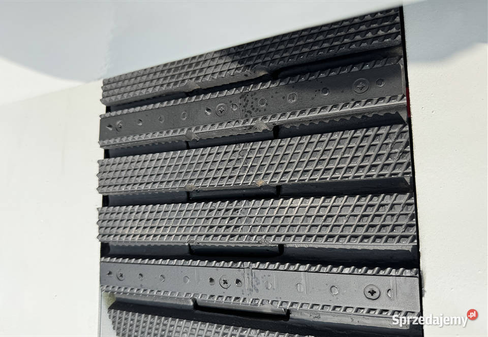 Wielopiła gąsienicowa obrzynarka z pływającą