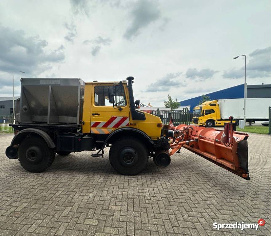 Ciezarowy kolejowy samochod do prac na koleji na Warszawa