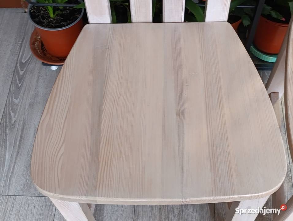 drewniane krzesło do jadalni w jasnym wielkopolskie