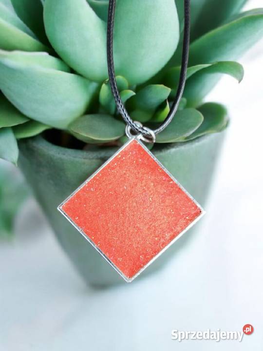 Ręcznie robiony naszyjnik z zawieszką z żywicy z