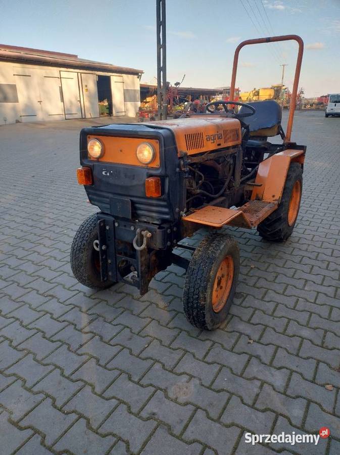 Traktor Agria 4900 z pługiem do śniegu