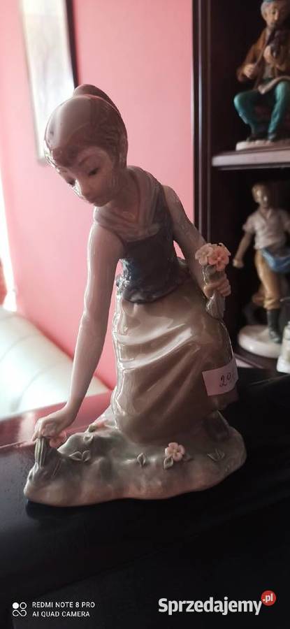 Figurka Dziewczyna zrywająca kwiaty Lladro Spain pomorskie Gdańsk