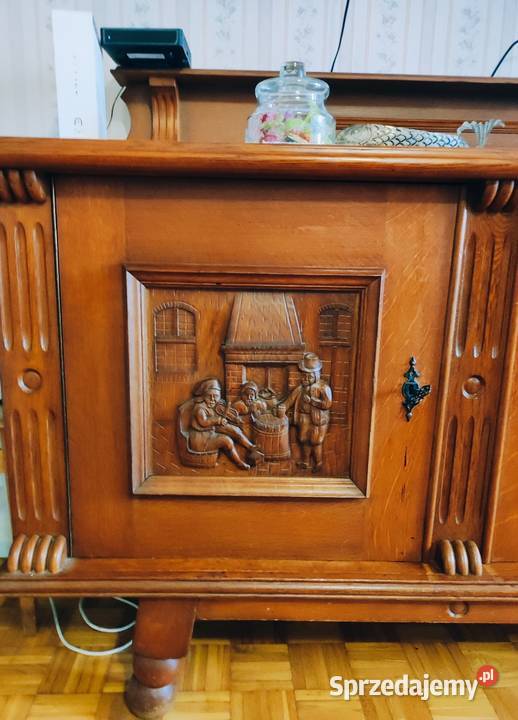 Komoda i witryna rzeźby