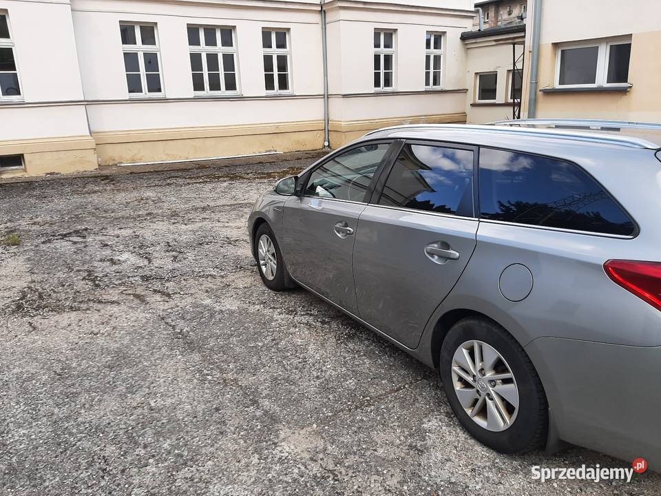 Toyota Auris II 18 2 hybrid kombi wersja presige Paczków
