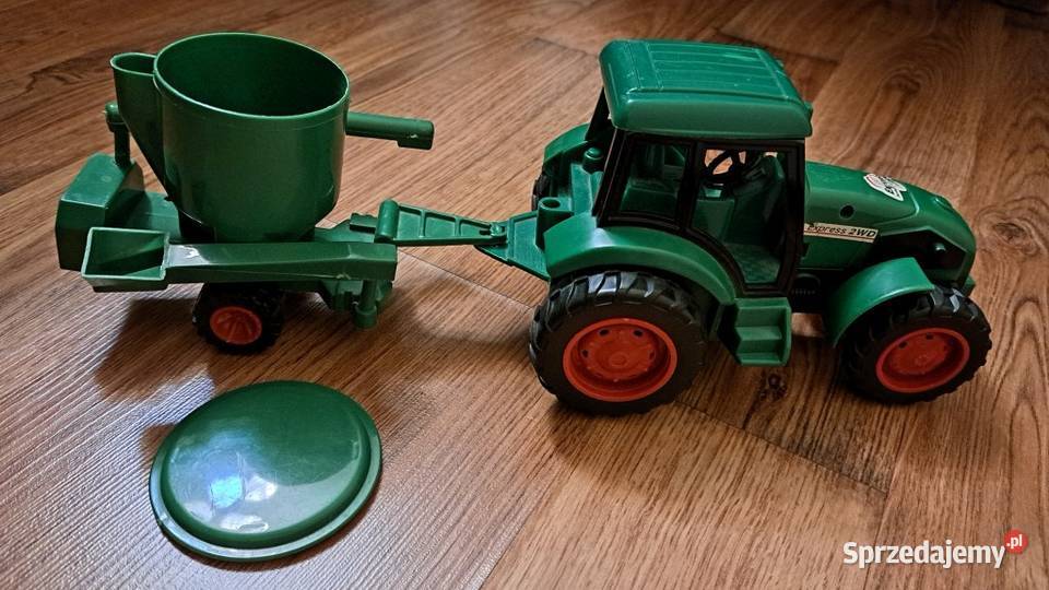 Zielony traktor z odczepianą maszyną Zielona Góra