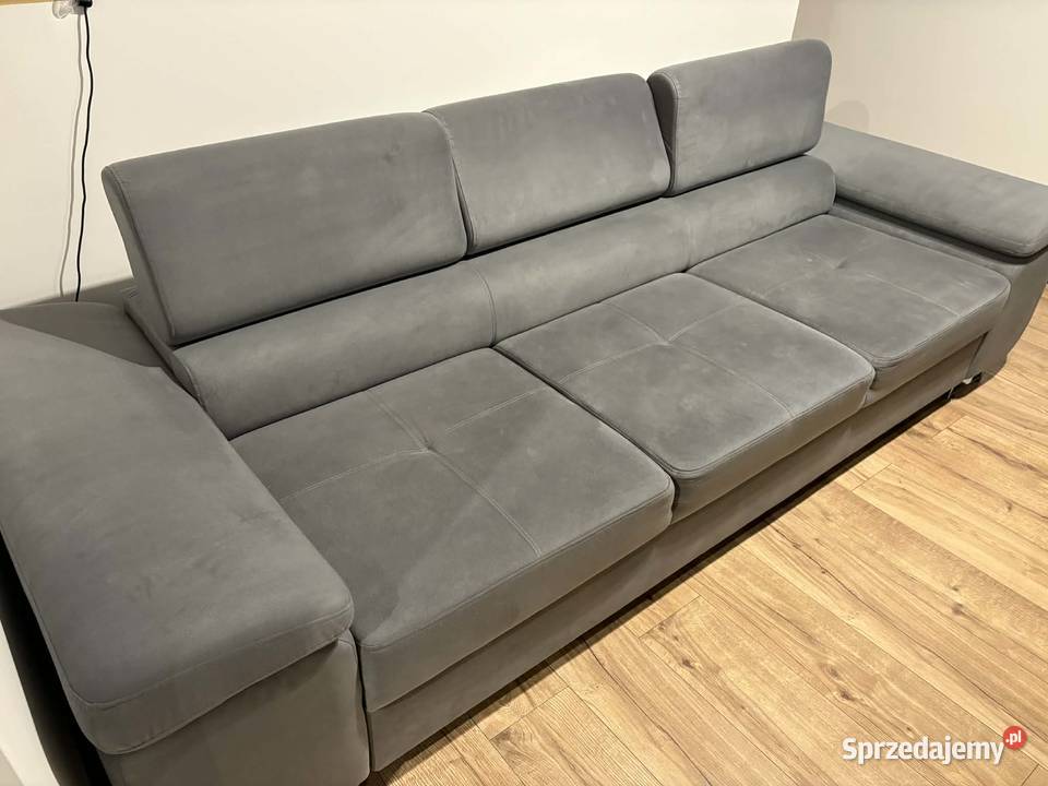 Wygodna sofa salonowa z regulowanymi zagłówkami