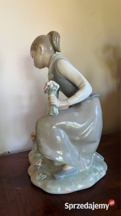 Figurka Dziewczyna zrywająca kwiaty Lladro pomorskie