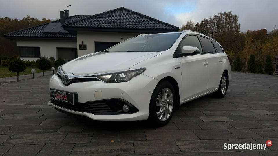 Toyota Auris 18 hybrid ledy Navi asystenci Sewis pomorskie Gdańsk
