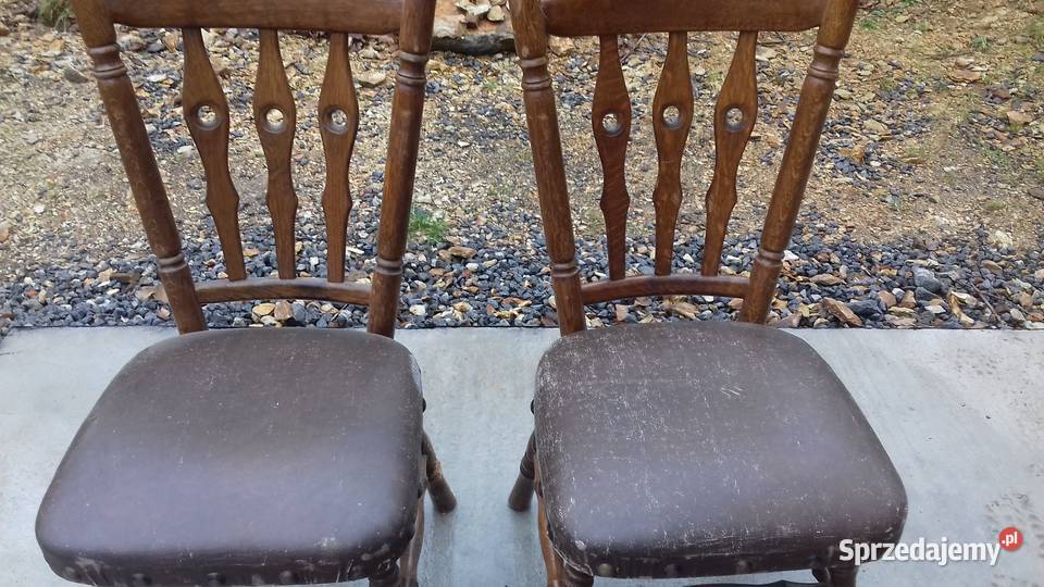 trzy stare krzesła debowe skórzane sidzisko cwieki mosiezne