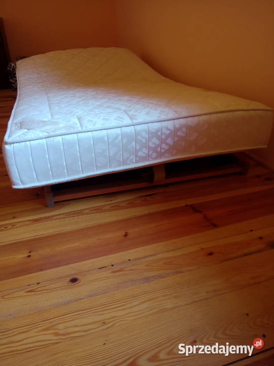 Łóżko na stelażu z materacem Okup Mały