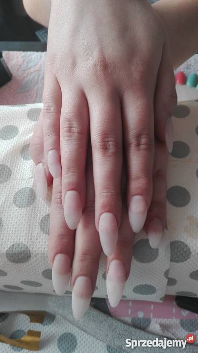 Przedłużanie żelem i hybrydy