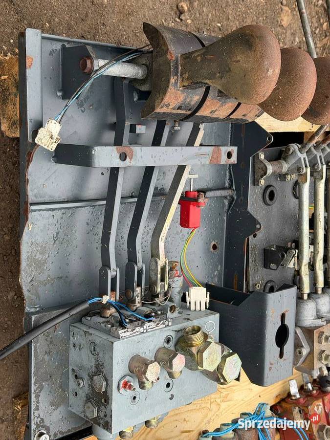 Rozdzielacz hydrauliczny trzysekcyjny AV 4922 Antonie