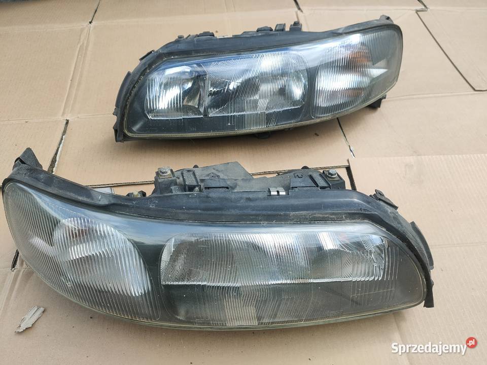 Lampy przednie Volvo V70 II prawa lewa 8620686 osobowe Części samochodowe Spytkowice
