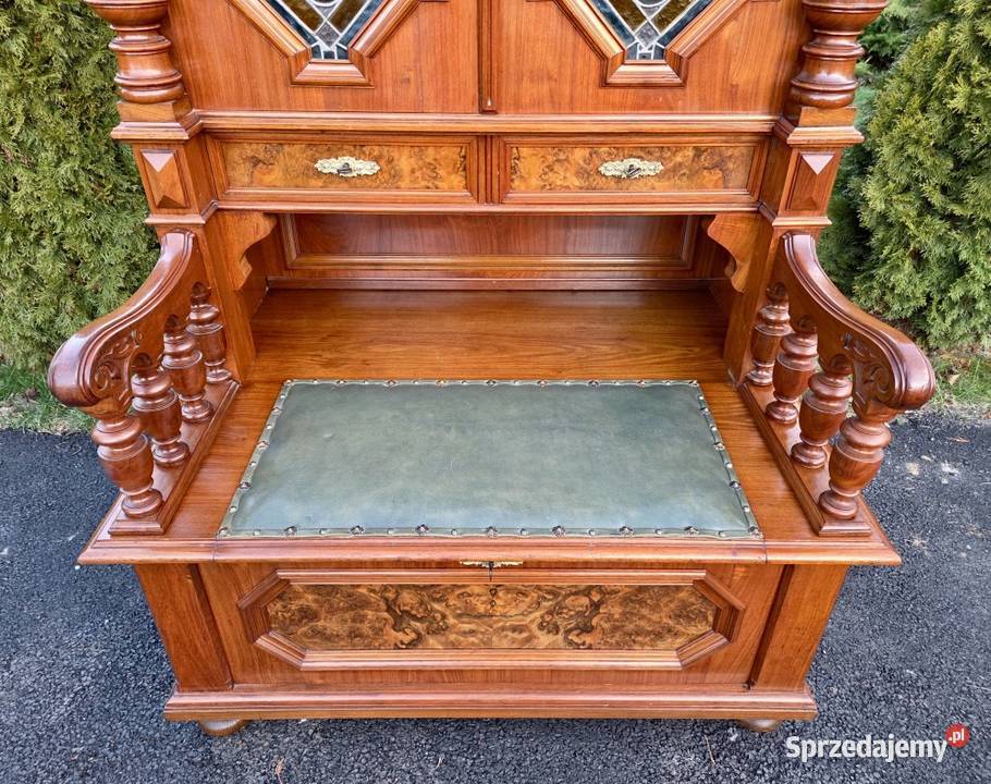 Orzechowa bibliotecza z ławką i pięknym witrażem zachodniopomorskie