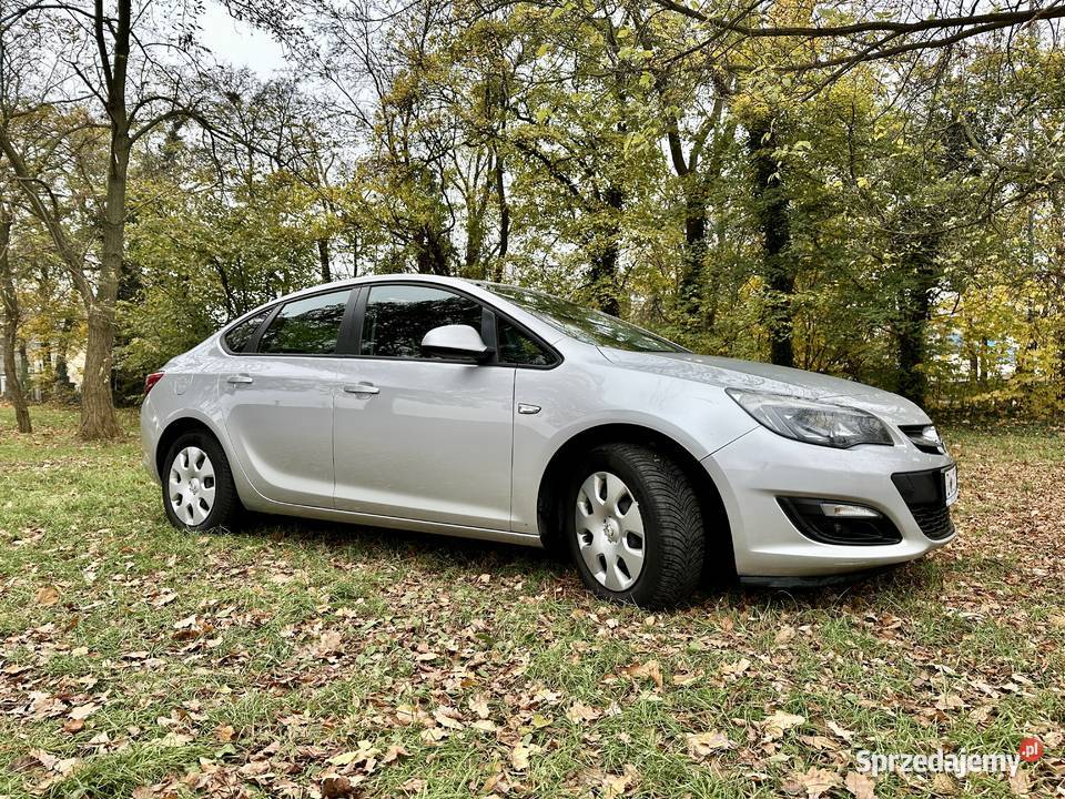 Opel Astra J 2018 Sedan 14 LPG ekonomiczny Rok produkcji 2018 sprzedam